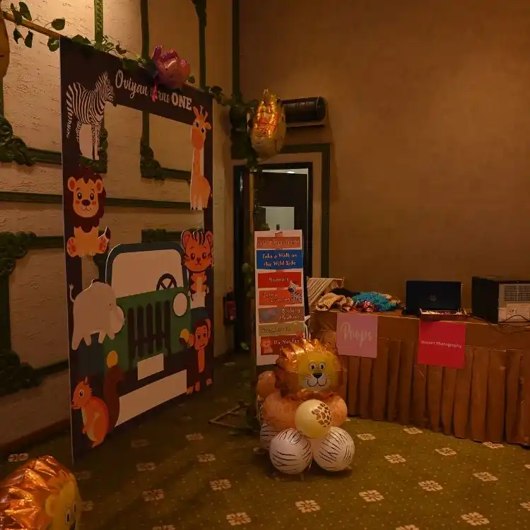 Order jungle birthday decor with photography